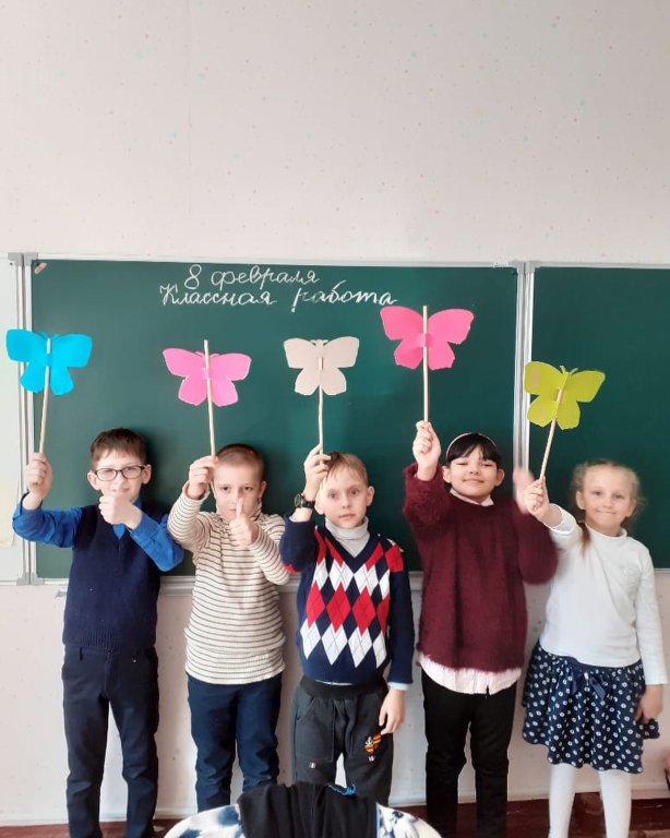 Урок труда у первоклашек.