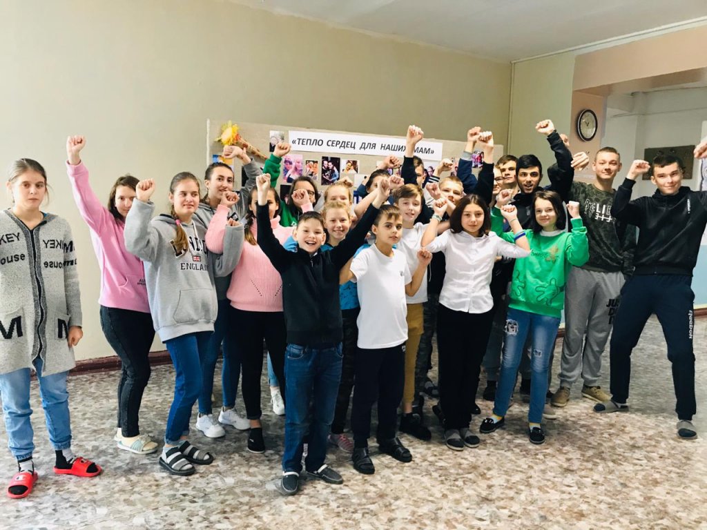  Фотовыставка «Тепло сердец для наших мам».
