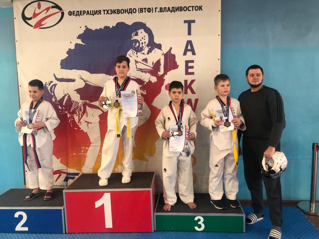 Участие в соревнованиях по тхэквондо.