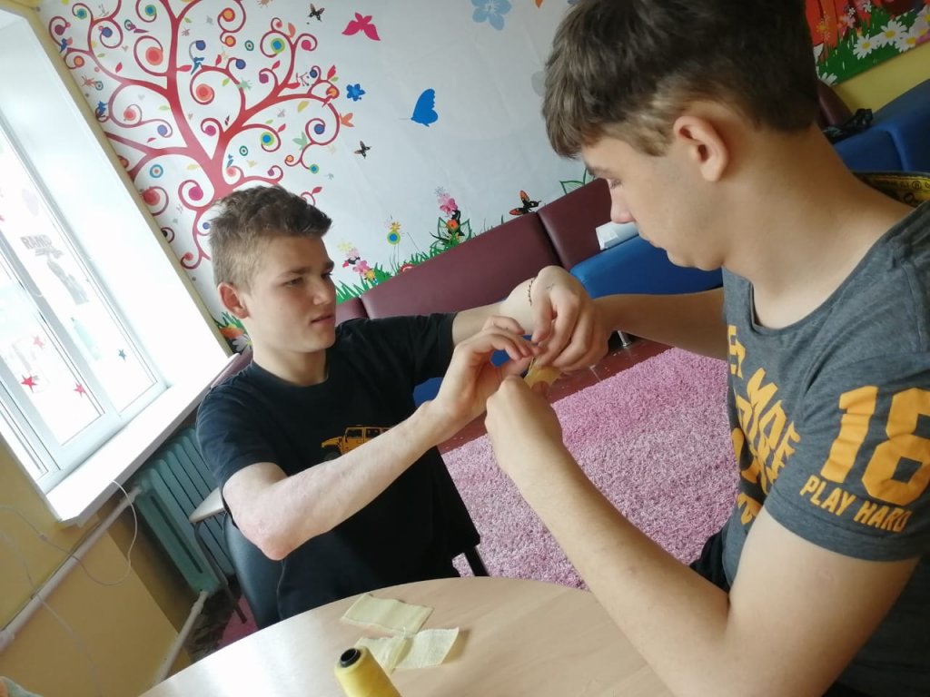Мастер-класс по изготовлению цветов для возложения к памятнику.