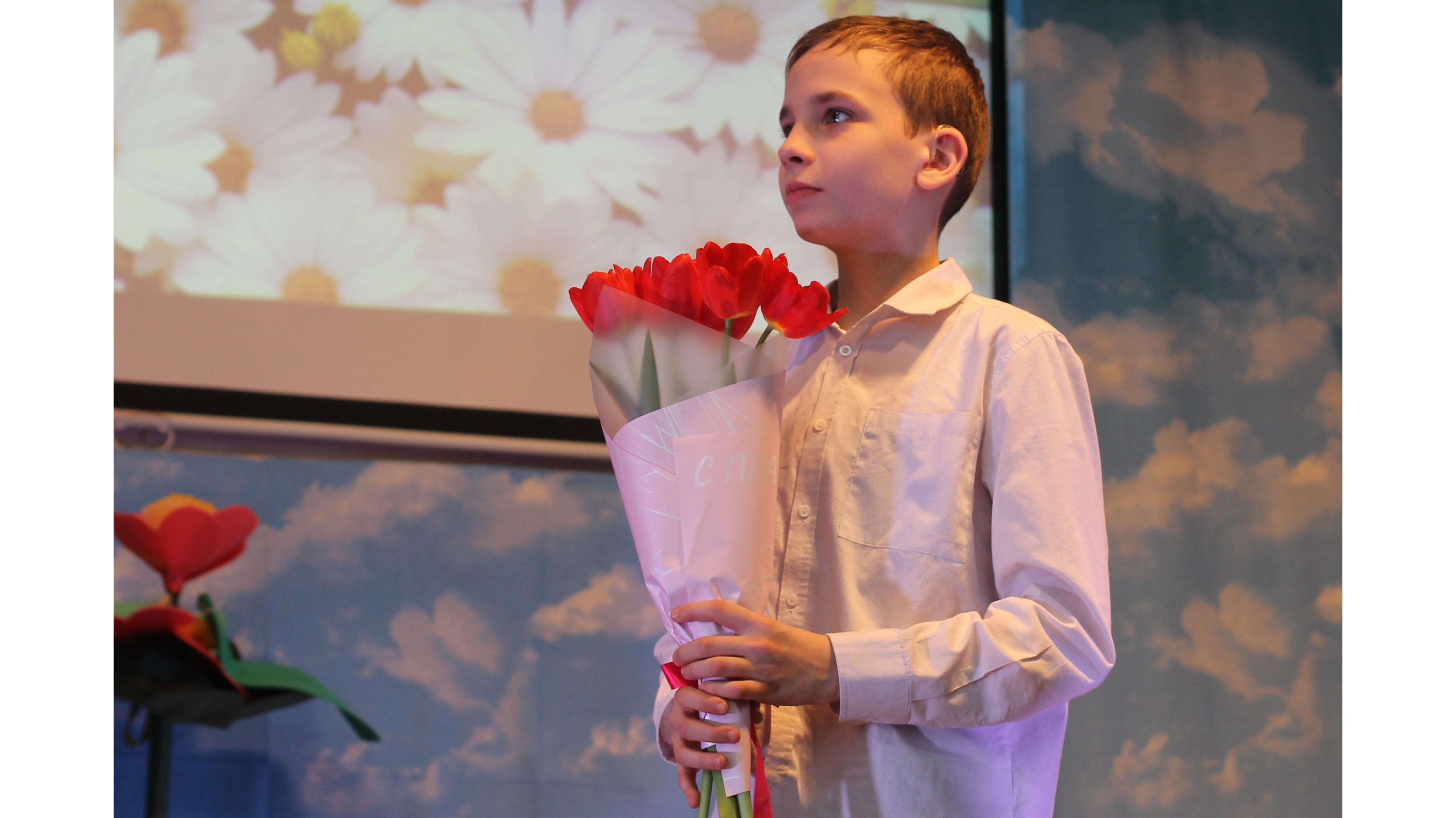«Дарите женщинам цветы!».
