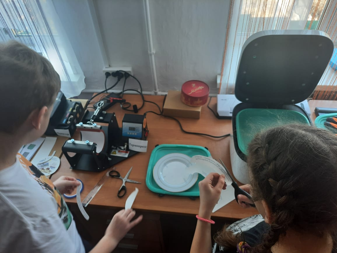 Первооткрыватели в арт-лаборатории.