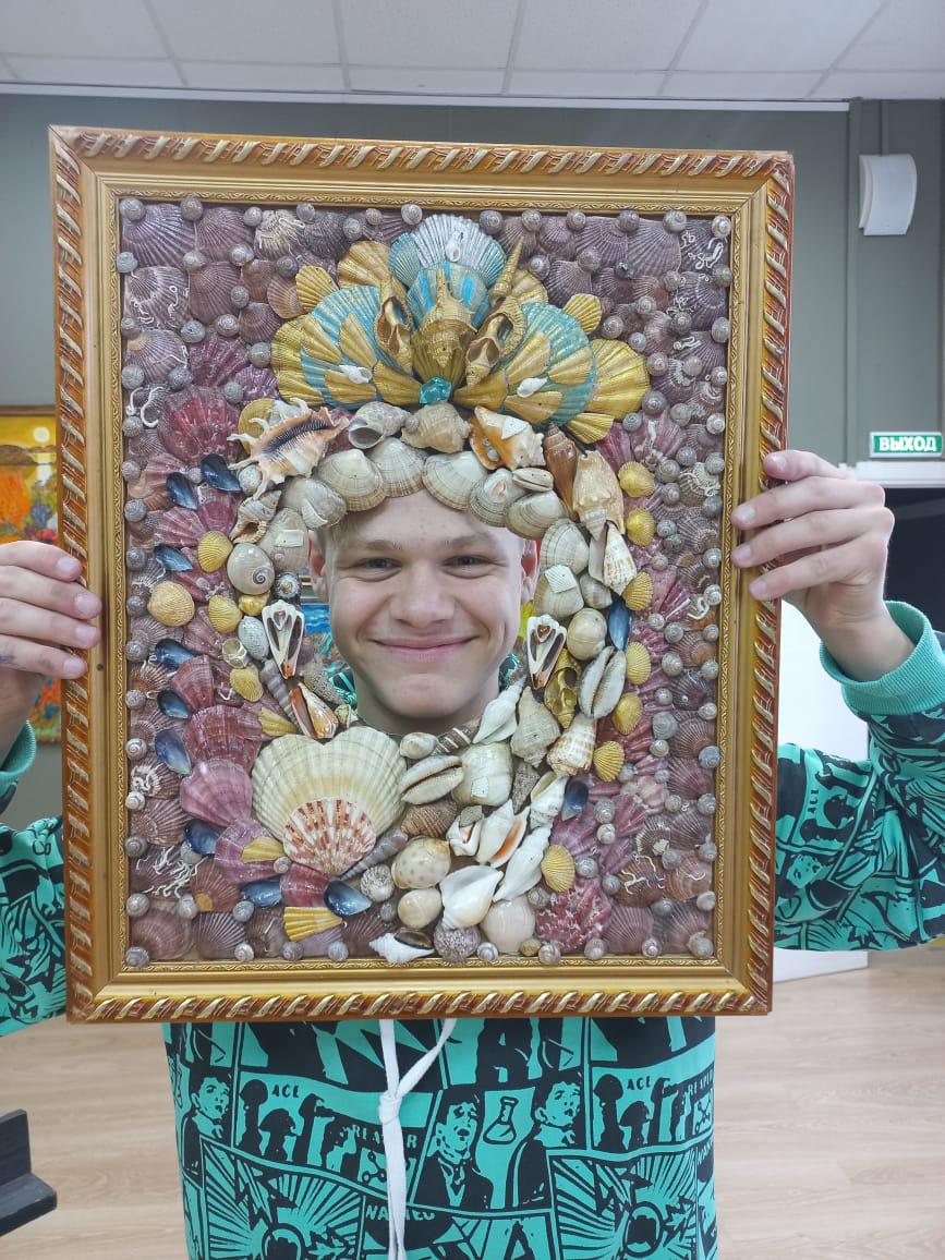 На выставке в картинной галереи.