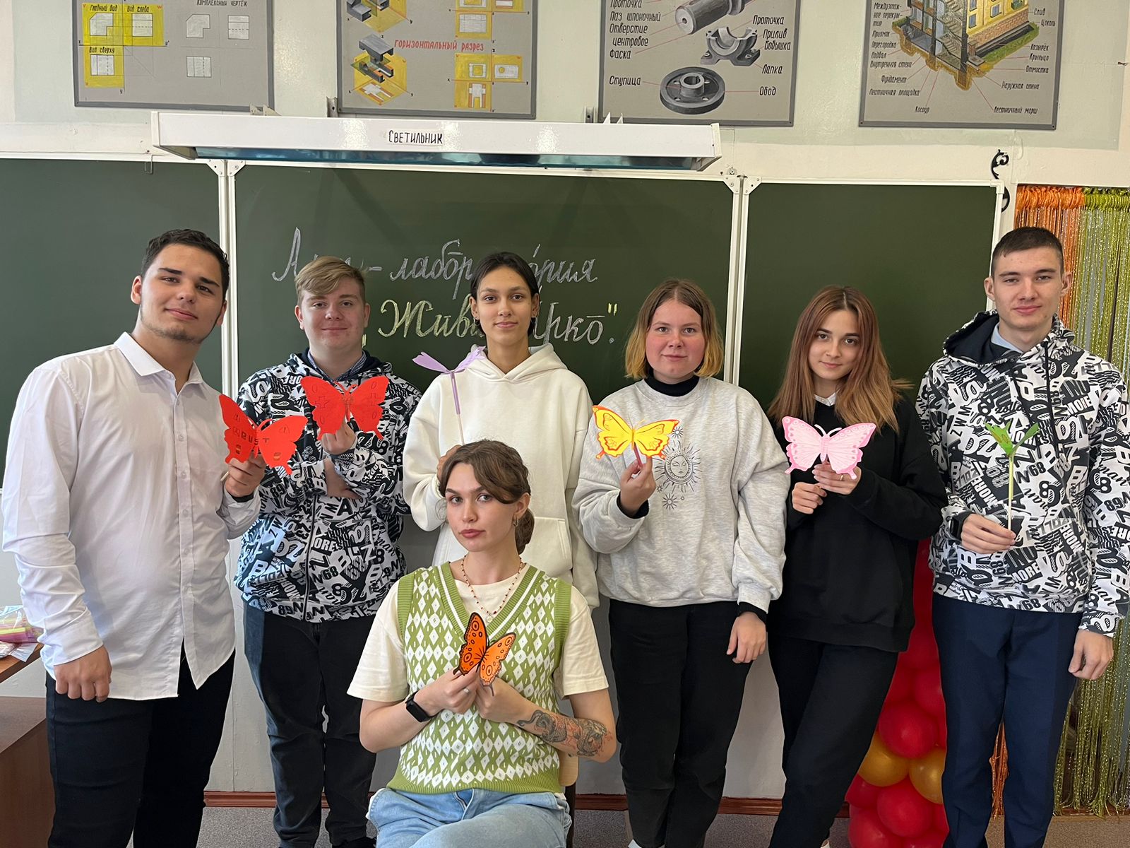 Занятие в арт-лаборатории «Живи Ярко!».