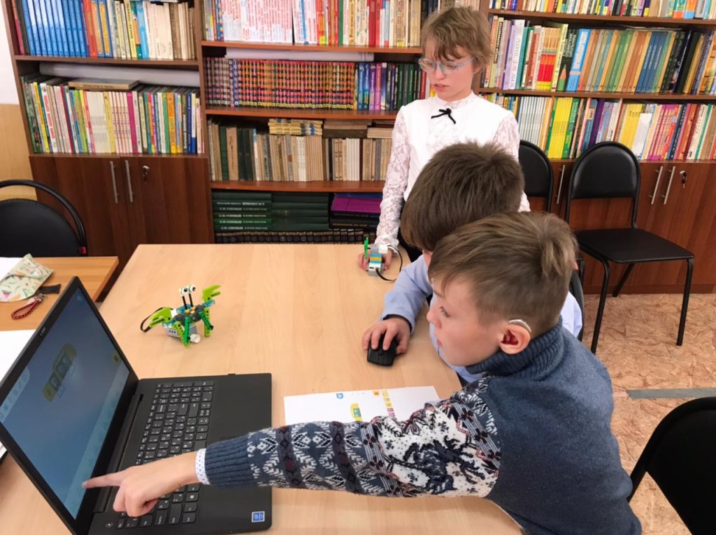 Урок по робототехнике.