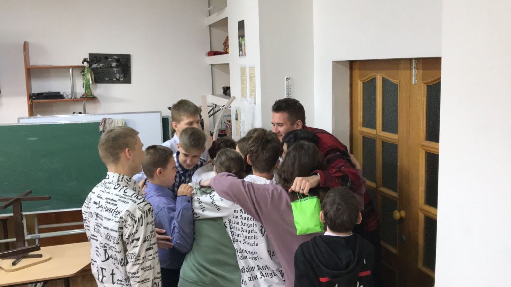 День «Обними друга».