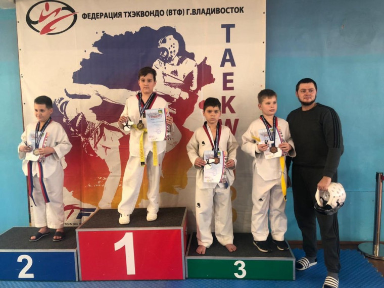 Участие в соревнованиях по тхэквондо.