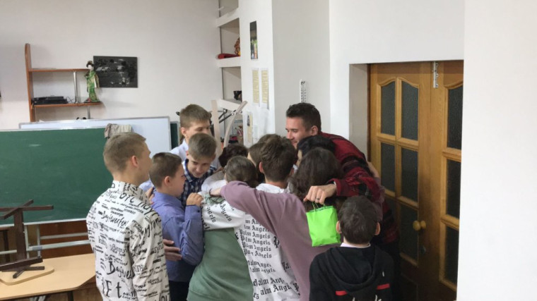День «Обними друга».